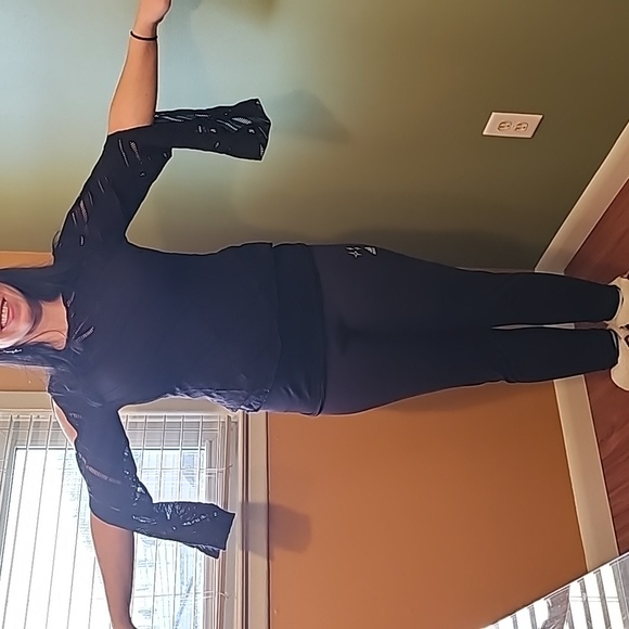 LADIES LARGE BELL SLEEVE GEOMETRIC BLOUSE BLACK Runs small - Picture 1 of 4